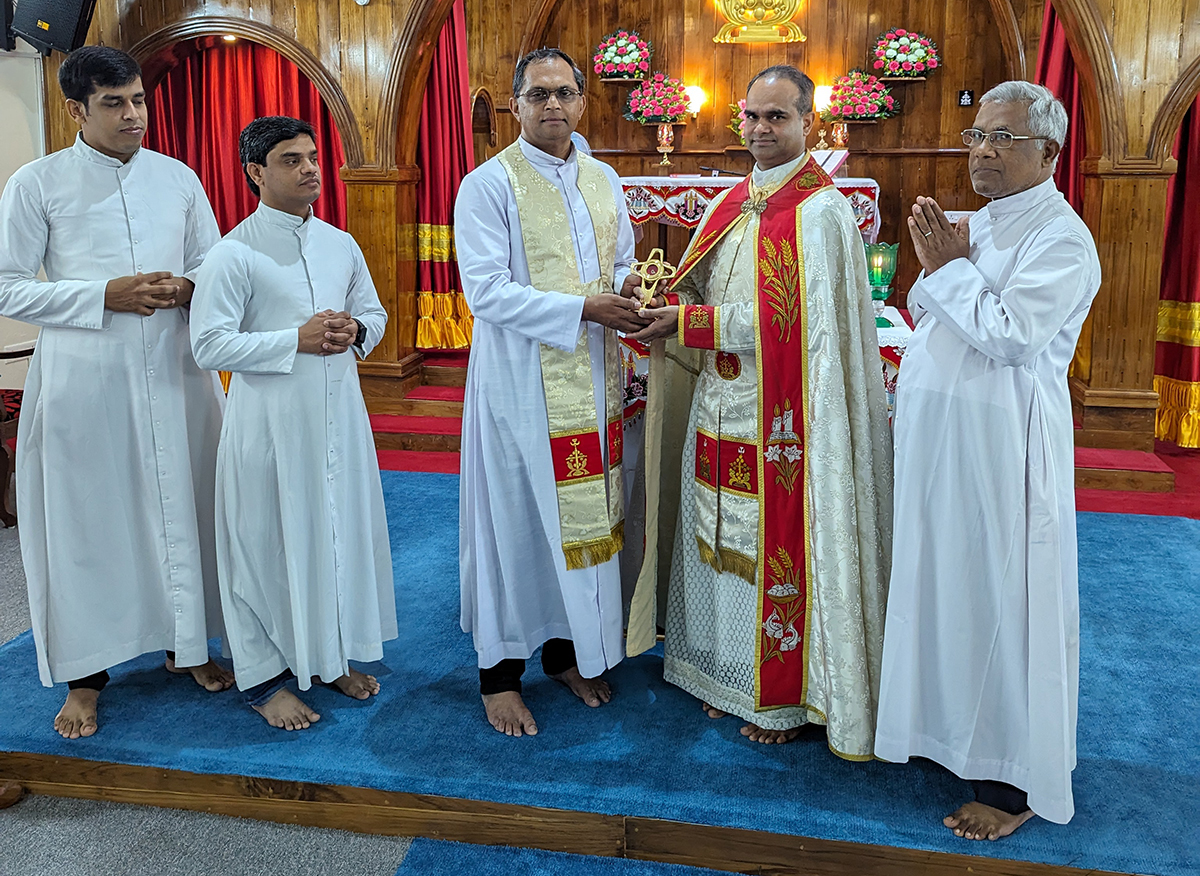 Pater Binish überreicht in Indien die Emmerickreliquie